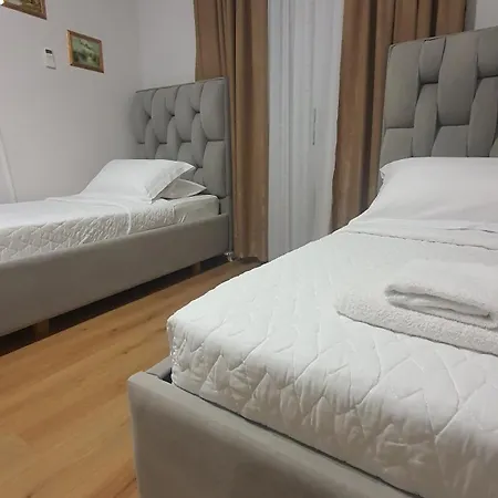 Alvin & 2* Sarandë