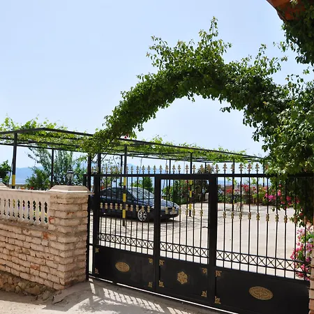 Alvin & 2* Sarandë