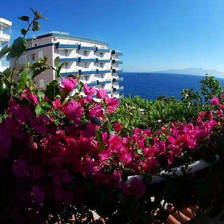 Alvin & 2* Sarandë