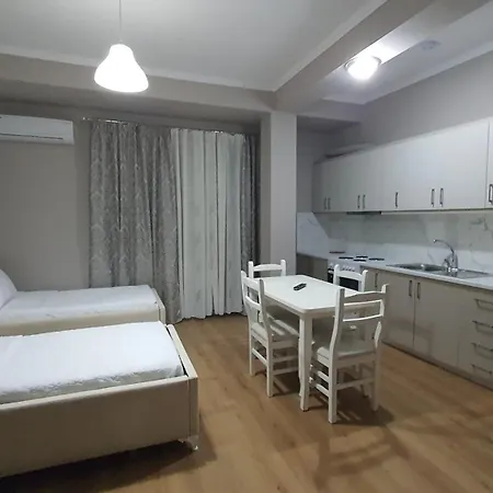 Alvin & Hotel Saranda