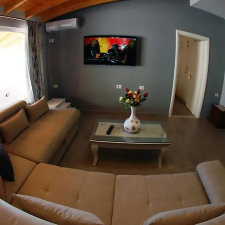 Alvin & Hotel Saranda